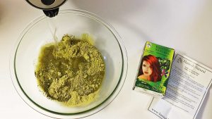 How to mix henna hair dye