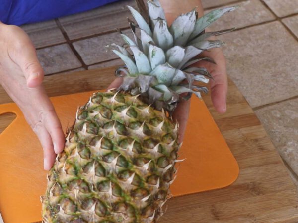 How to cut up a fresh pineapple