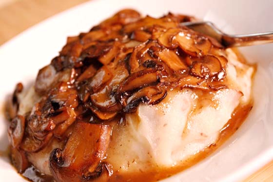 Creamy Garlic Mashed Potatoes & Mushroom Gravy - veganook